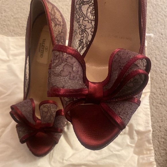 Stunning lace Valentino satin heels - Picture 7 of 7